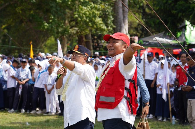
					Ketua PMI Cianjur, Ahmad Fikri bersama Bupati Cianjur, Herman Suherman saat membuka kegiatan Perkemahan-Pelantikan PMR se-Kabupaten Cianjur di Bumi Perkemahan Mandala Kitri, Cibodas, Cipanas. Jumat (13/9/2024).