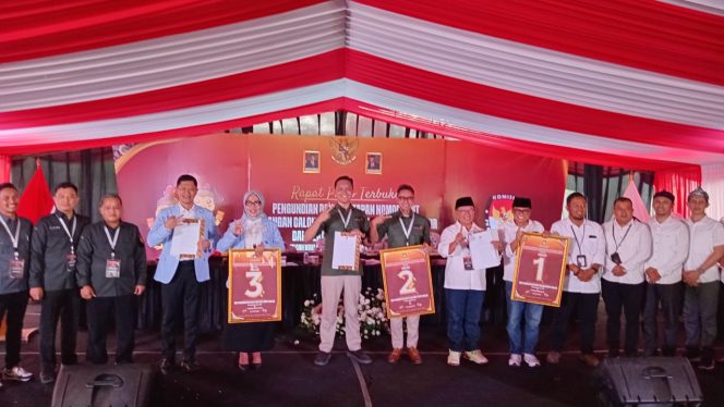 
					Tiga Pasangan calon Bupati dan Wakil Bupati Kabupaten Cianjur mendapatkan nomor urut dalam rapat pleno terbuka di halaman belakang Gedung KPU Cianjur, Senin, (23/9/2024). (Foto : 