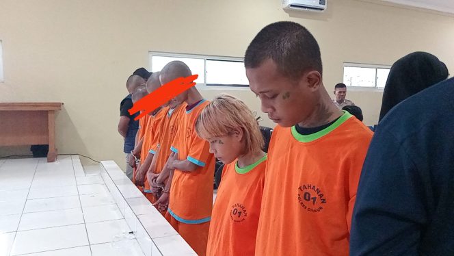 MSA (24) dan FA (18) pelaku pembunuhan anak punk di Cianjur. Tiga pelaku lainnya tidak dihadirkan dalam konferensi pers Polres Cianjur, Selasa (10/9/2024) lantaran masih di bawah umur. (foto : Ario Rosmana)