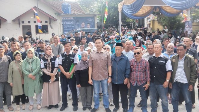 
					Deklarasi : Ratusan Purna ASN dan Kades Cianjur melaksanakan deklarasi dukungan kepada bakal pasangan calon Wahyu - Ramzi dalam Pilkada Cianjur 2024. (Foto : Istimewa)