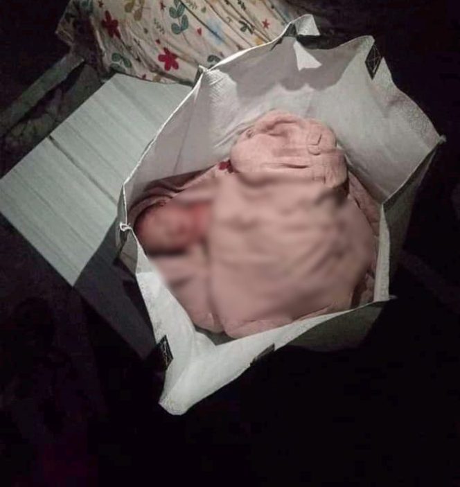 
					Bayi laki-laki yang dibuang di toilet umum di pantai Ciwidig, Cidaun, Cianjur selatan ditemukan warga. (Foto : Istimewa)