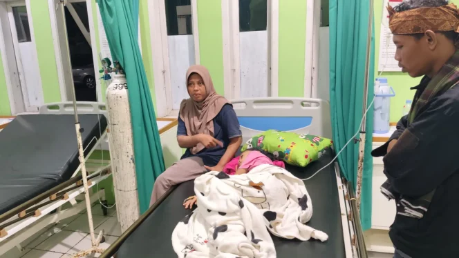 
					Warga dari dua desa di Kecamatan Ciranjang alami keracunan usai mengonsumsi nasi kotak, Minggu (6/10/2024). (Foto :Istimewa)