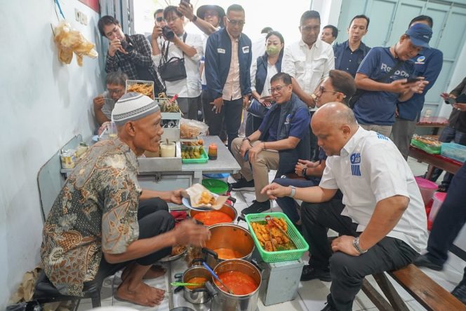 
					Calon Wakil Gubernur Nomor Urut 3, Ilham Habibie mengwali safari politik di Cianjur dengan sarapan nasi uduk sebagai simbol mendukung pengembangan UMKM. (Foto : Isitmewa)