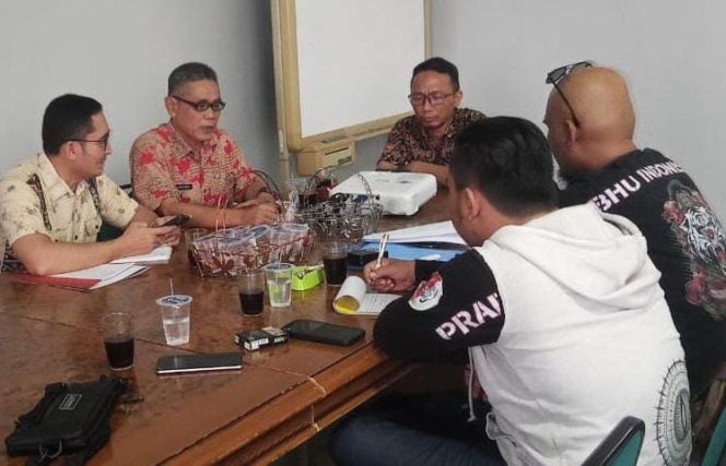 
					Perwakilan dari LSM Prabhu Indonesia Jaya saat melakukan audensi terkait Persoalan PPJ dengan pihak Bapenda Cianjur yg dihadiri Sekertaris Bapenda Ardian Athoilah, belum lama ini.