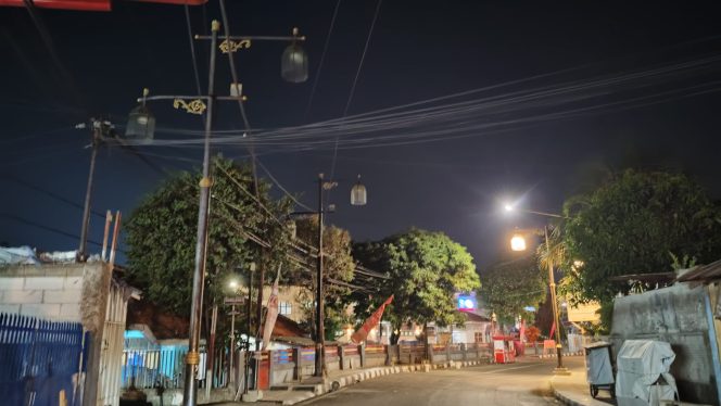
					Lampu peneranga jalan umum nampak mati dan tak terurus di sekitar jaln di kota Cianjur.