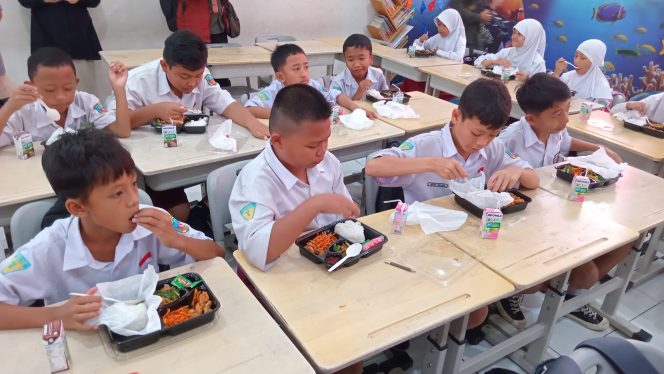 
					Ratusan Siswa di SD Negeri Ibu Dewi 1 Cianjur menerima makan sehat dan bergizi gratis dari Polres Cianjur, bersama Disdikpora dan Kodim 0608, Selasa (29/10/2024). (Foto : ArioRosmana)