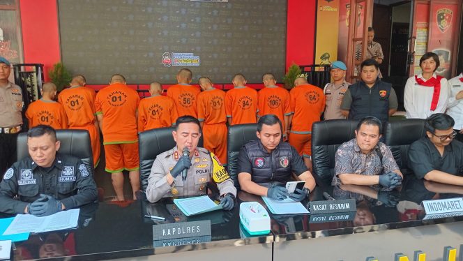 
					Polres Cianjur berhasilmeringkus 6 orang pelaku pencurian dengan kekerasan di 11 minimarket Cianjur. (Foto : Ario Rosmana)