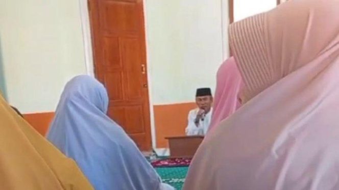
					Viral seorang oknum Aparatur Sipil Negara (ASN) di Kecamatan Pasir Kuda, Kabupaten Cianjur mengakampanyekan salah satu pasangan calon bupati dan wakil bupati di Pilkada Cianjur, Senin (14/10/2024). (Foto: Cuplikan Video)