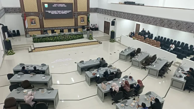 
					Suasana Rapat Paripurna Penetapan Komposisi Pimpinan dan Anggota-anggota Alat Kelengkapan DPRD Kabupaten Cianjur Masa Jabatan 2024-2029.(Foto : Istimewa)