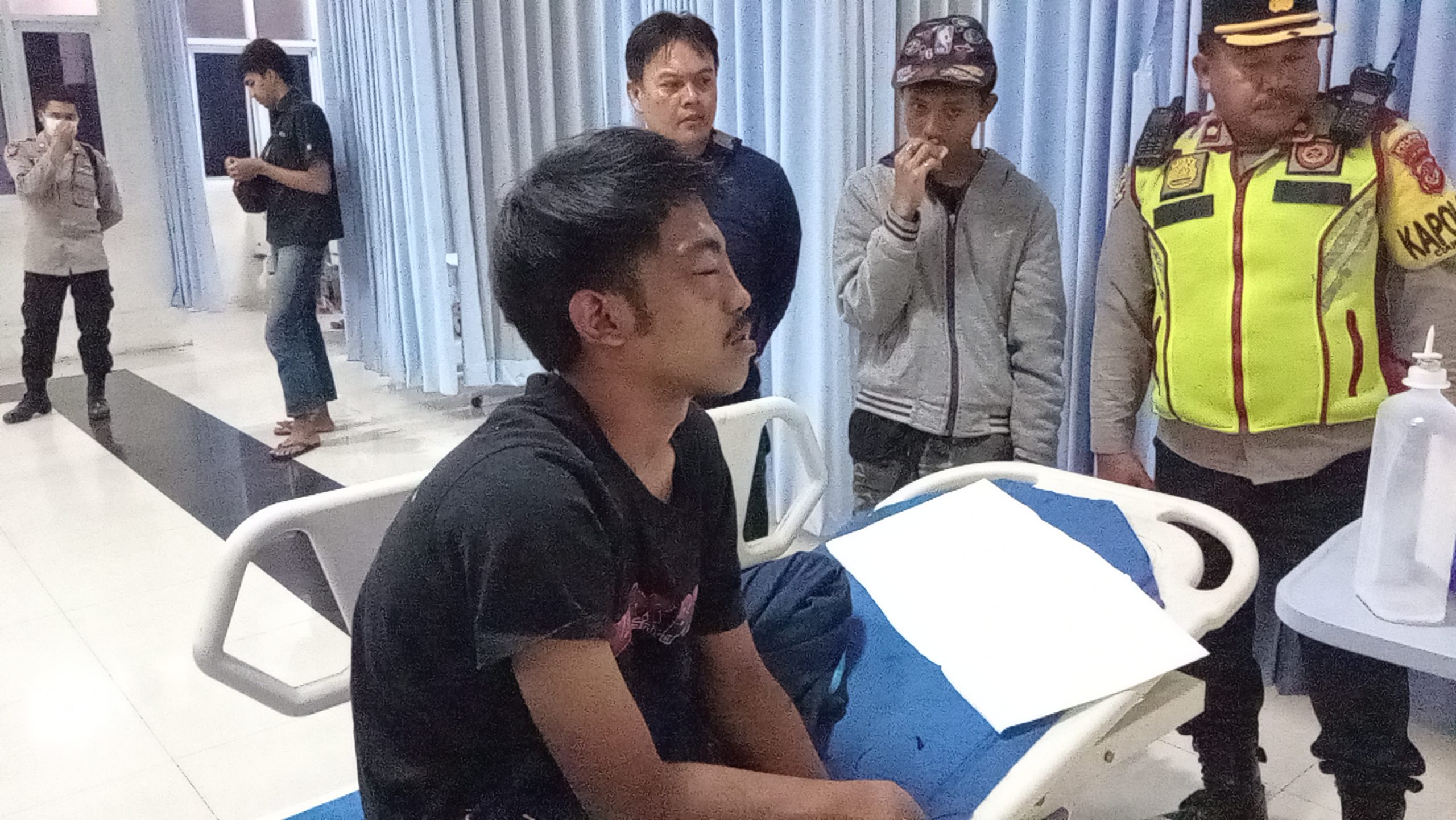 Pelaku penyerangan warga yang babak belur usai aksinya digagalkan warga di Jl Siliwangi kelurahan Pamoyanan, Cianjur Selasa (26/11/024). (Foto : Ario Rosmana)