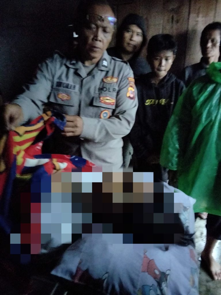 
					Dua Gadis Tersambar Petir di Cibeber saat Cas HP