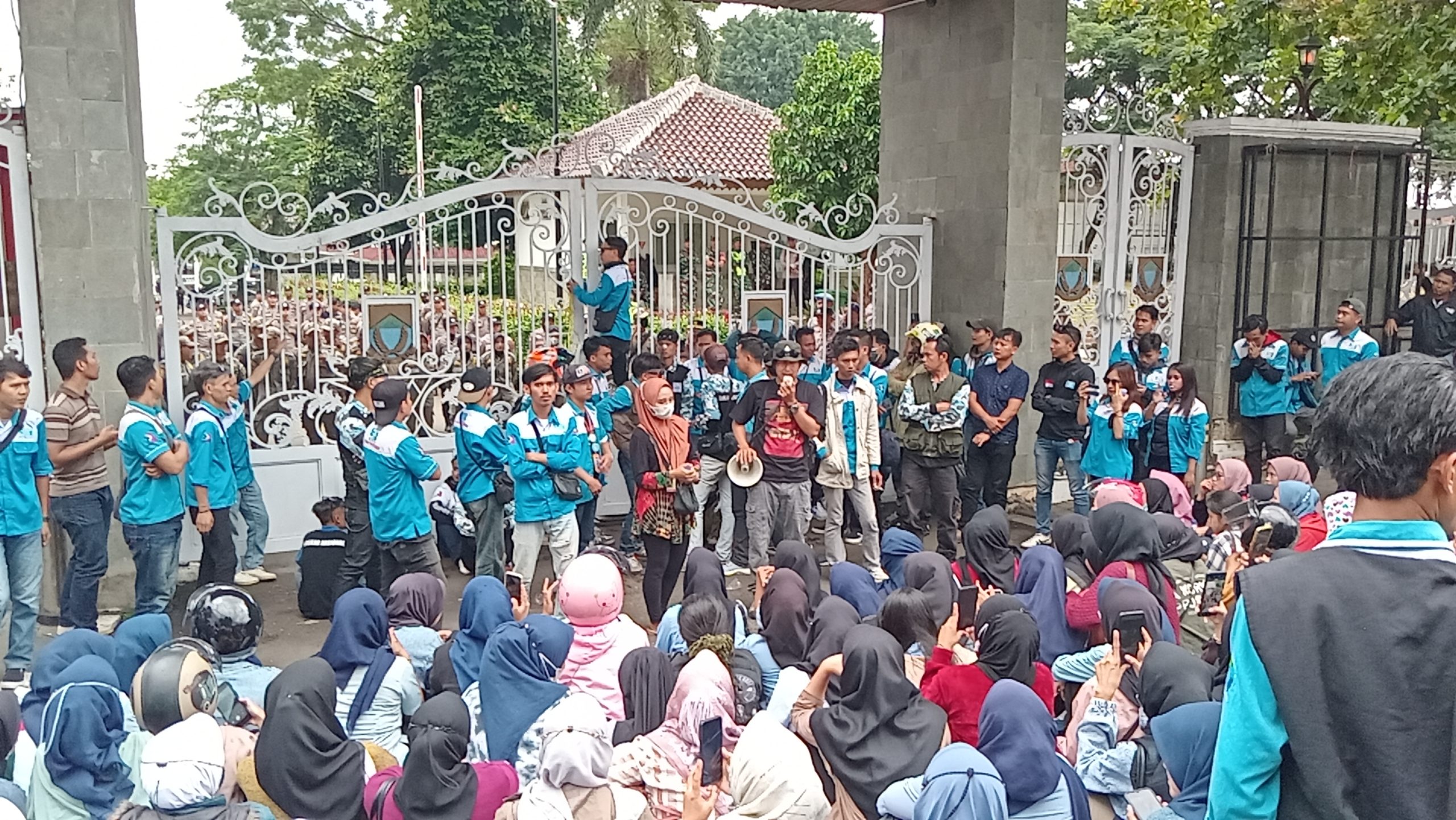 Para Pekerja yang tergabung dalam Serikat Pekerja Nasional Kabupaten Cianjur berunjuk rasa di Pendopo Cianjur, Senin (16/12/2024). (Foto : Ario Rosmana)