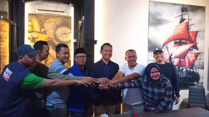 
					Anggota DPRD Kabupaten Cianjur dari Fraksi PAN bersilaturahmi dengan Calon Bupatti nomor urut 2, Mohammad Wahyu bersama dengan Fraksi partai pengusung. (Foto : Ario Rosmana)