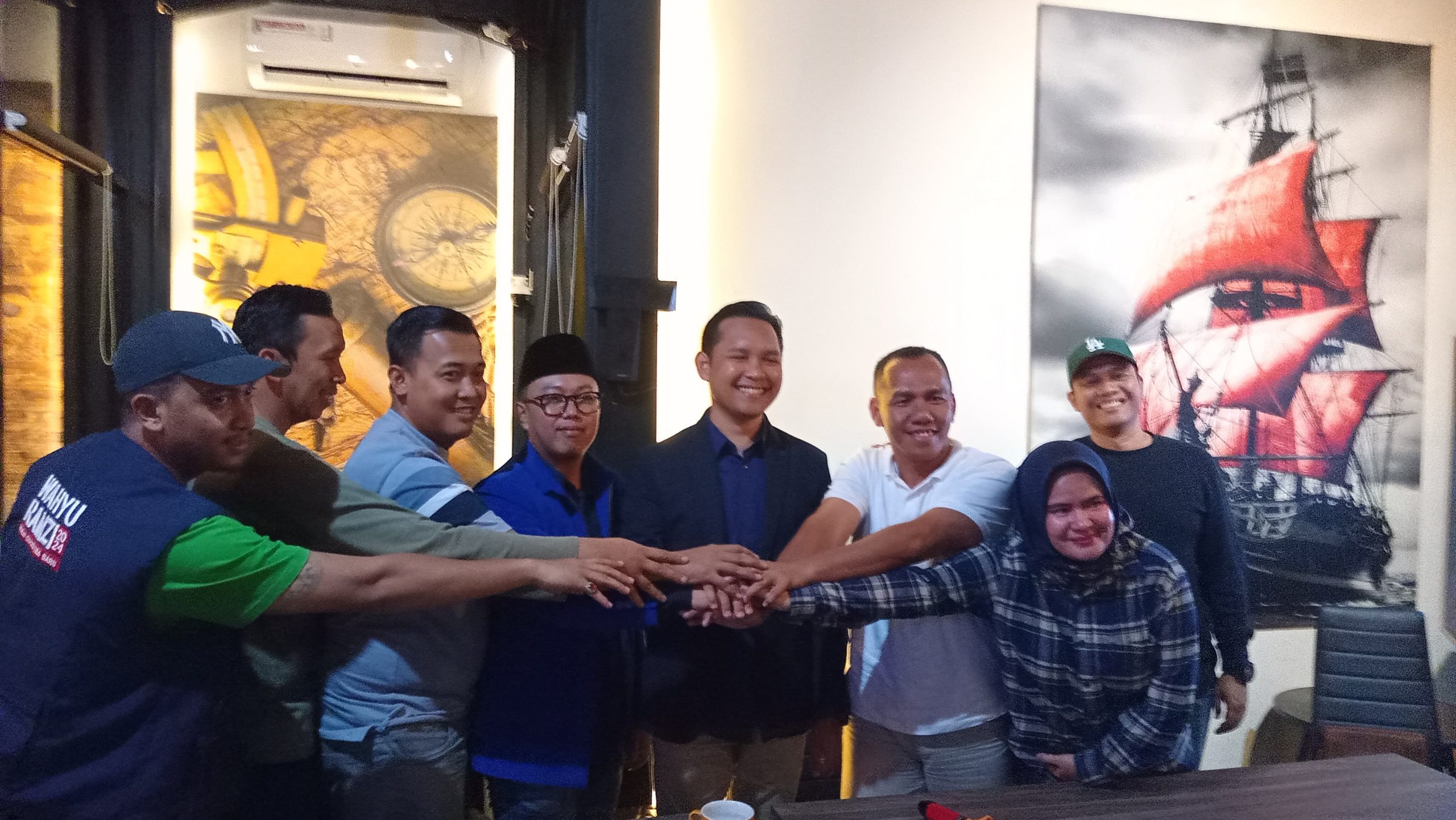 Anggota DPRD Kabupaten Cianjur dari Fraksi PAN bersilaturahmi dengan Calon Bupatti nomor urut 2, Mohammad Wahyu bersama dengan Fraksi partai pengusung. (Foto : Ario Rosmana)