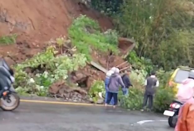 Tebing di Jalan Raya Ciloto Longsor, Arus Lalulintas sempat Tersendat