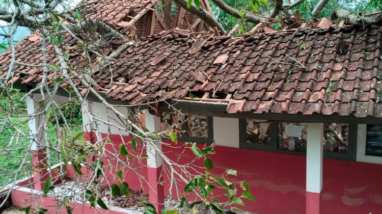 Kondisi ruangan kelas yang tertimpa pohon di SDN Sukasari Kecamatan Campaka, Kamis (30/1/2025).
