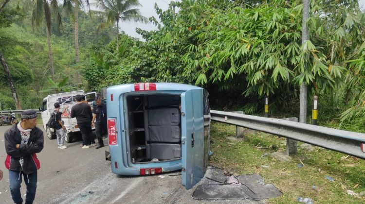 Kecelakaan Mobil Elf Pemkab Cianjur di Sukabumi: Belasan Penumpang Alami Luka