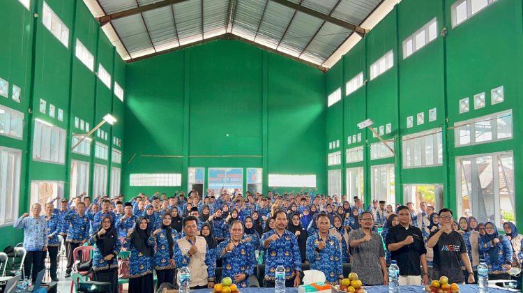 Journalist Goes To School Singgah di Sindangbarang, Ratusan Kepala SD Antusias Ikuti Pelatihan Jurnalistik