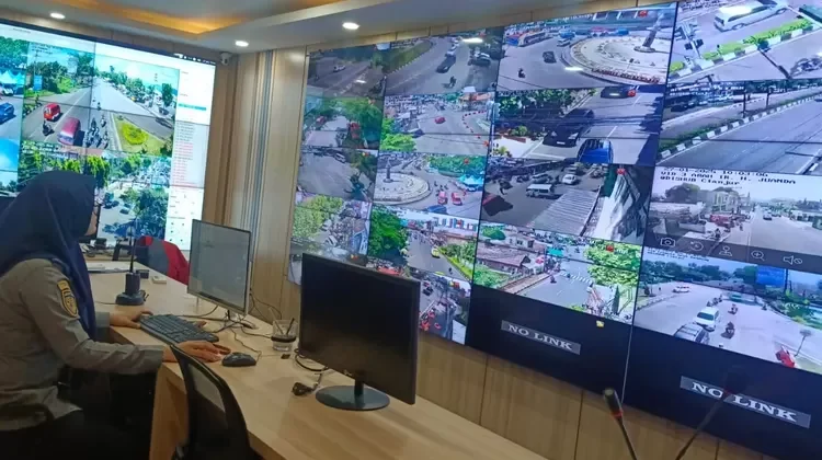 Petugas saat berada di Pusat kendali CCROOM ATCS Dinas Perhubungan Kabupaten Cianjur. (foto : Ario/cianjurtimes.com)