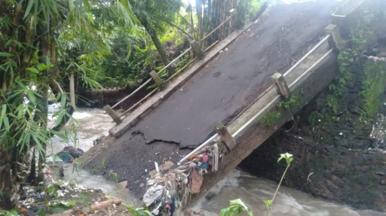 Jembatan Ciwalen Sukaresmi Ambruk, Ribuan Warga Terisolasi Akibat Luapan Sungai