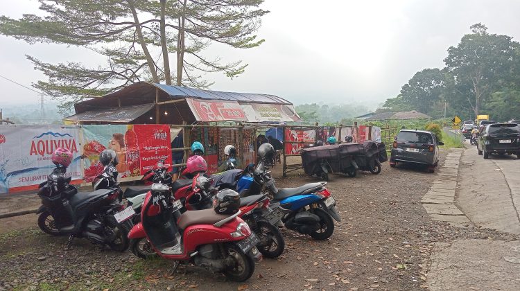 Sejumlah bangunan berbentuk warung berdiri di kawasan zona merah bekas lokasi longsor yang merenggut puluhan nyawa saat gempa Cianjur tahun 2022 lalu. (Foto : Ario/cianjurtimes.com)