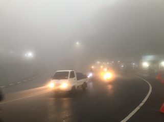 Jalur Puncak Cianjur diselimuti kabut tebal pada Jumat (28/3/2025) Sore. (Foto : detikjabar)