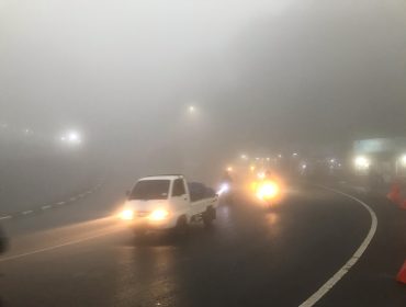 Jalur Puncak Cianjur diselimuti kabut tebal pada Jumat (28/3/2025) Sore. (Foto : detikjabar)