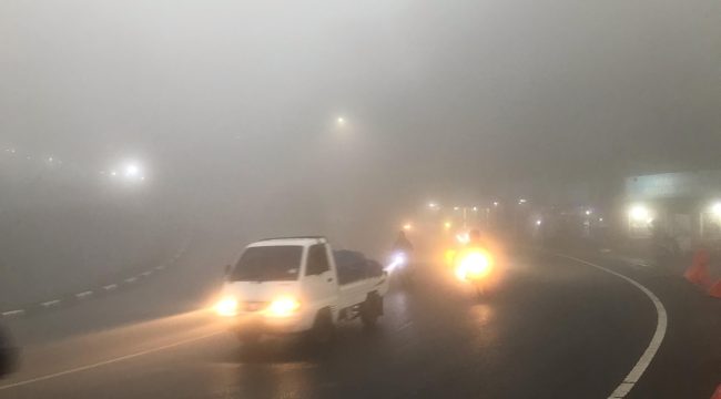 Jalur Puncak Cianjur diselimuti kabut tebal pada Jumat (28/3/2025) Sore. (Foto : detikjabar)