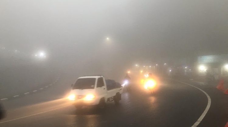 Jalur Puncak Cianjur diselimuti kabut tebal pada Jumat (28/3/2025) Sore. (Foto : detikjabar)