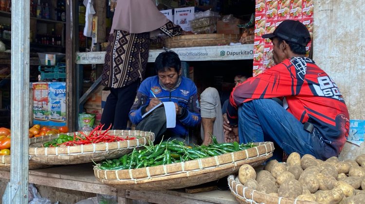 Sejumlah komoditas seperti cabai, bawang merah, barang putih dan telur di Pasar Induk Cianjur mengalami kenaikan harga menjelang lebaran Idul Fitri. (Foto : Vito/cianjurtimes.com)