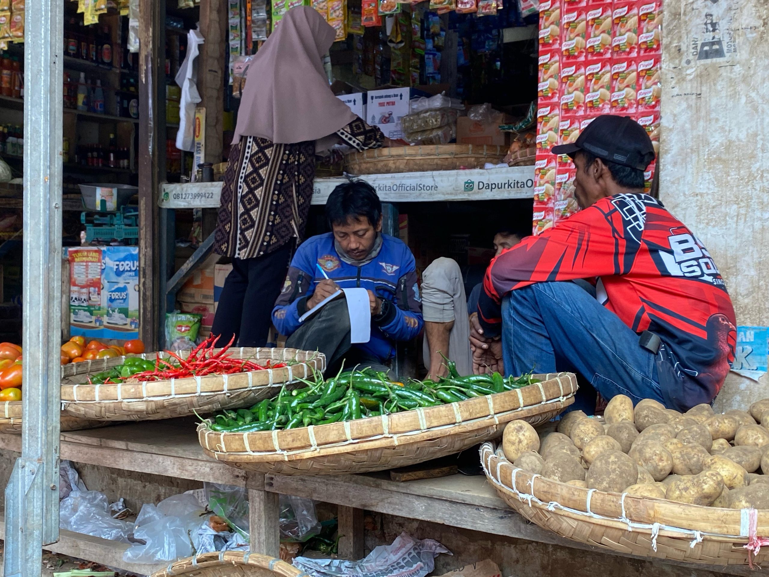 Sejumlah komoditas seperti cabai, bawang merah, barang putih dan telur di Pasar Induk Cianjur mengalami kenaikan harga menjelang lebaran Idul Fitri. (Foto : Vito/cianjurtimes.com)