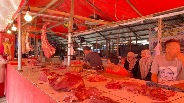 Harga daging sapi di sejumlah pasar di Kabupaten Cianjur mengalami kenaikan. Akibatnya, sejumlah pedagang daging mengalami penurunan omset akibat menurunnya pembeli. (Foto : Vito/cianjurtimes.com)