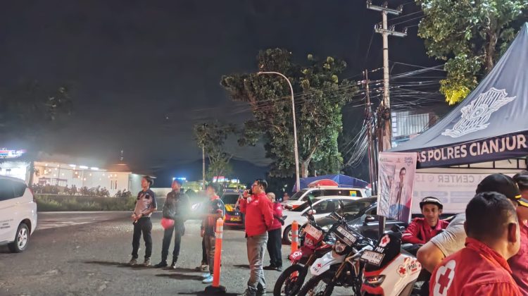 PMI Jabar menyediakan posko siaga, pos pertolongan pertama, dan layanan ambulans, untuk memastikan keselamatan dan kenyamanan para pemudik. (Foto : Amay/cianjurtimes)