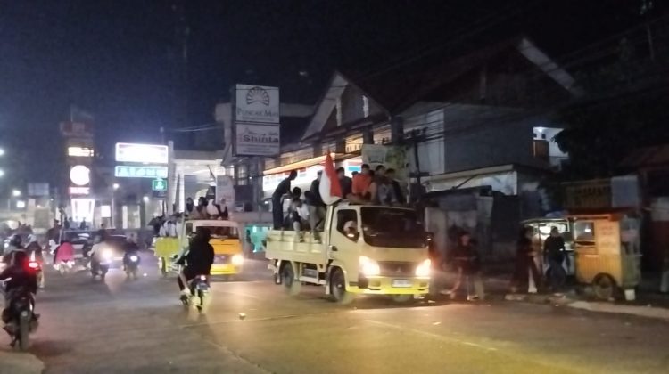 Sejumlah warga Cipanas tetap melaksanakan takbir keliling menggunakan mobil bak terbuka meski ada larangan dari Bupati dan Kapolres Cianjur. (Foto : cianjurtimes)