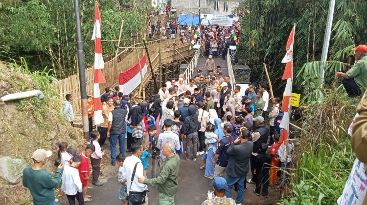Jembatan Cibogo, penghubung antar kampung di Desa Ciwalen, Kecamatan Sukaresmi, Kabupaten Cianjur saat ini sudah bisa dilalui. (Foto : vito/cianjurtimes.com).