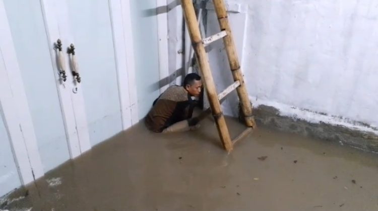 Hujan deras yang mengguyur Kecamatan Karangtengah menyebabkan air dari selokan meluap dan membanjiri dua desa di Kecamatan Karangtengah. (Foto : Tangkapan layar)