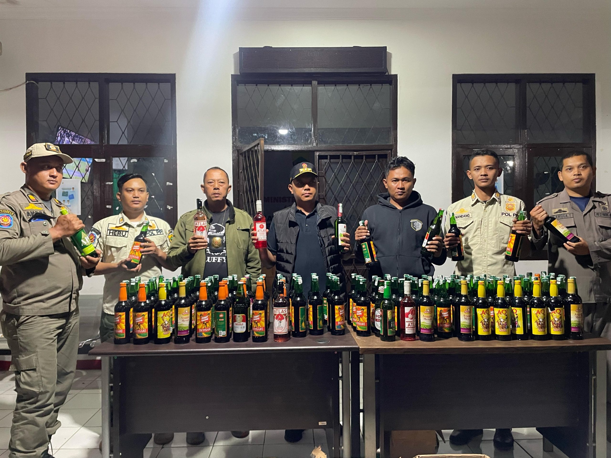 Razia Miras : Satpol PP Cianjur Sita 167 Botol Berbagai Merek
