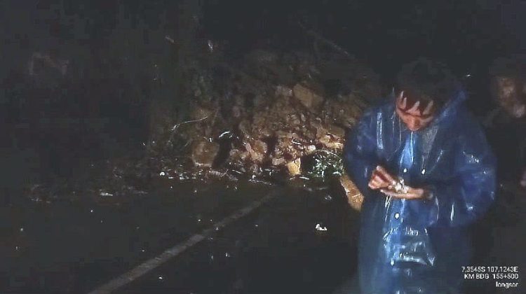 Akses Cianjur – Sindangbarang Lumpuh Akibat Longsor dan Banjir