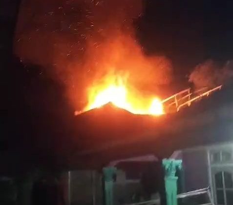 Sebuah rumah di Kampung Tegalega RT 002/RW 009, Desa Palasari, Kecamatan Cipanas, Kabupaten Cianjur, terbakar sekitar pukul 02.30 WIB. (Foto : Tangkapan layar)
