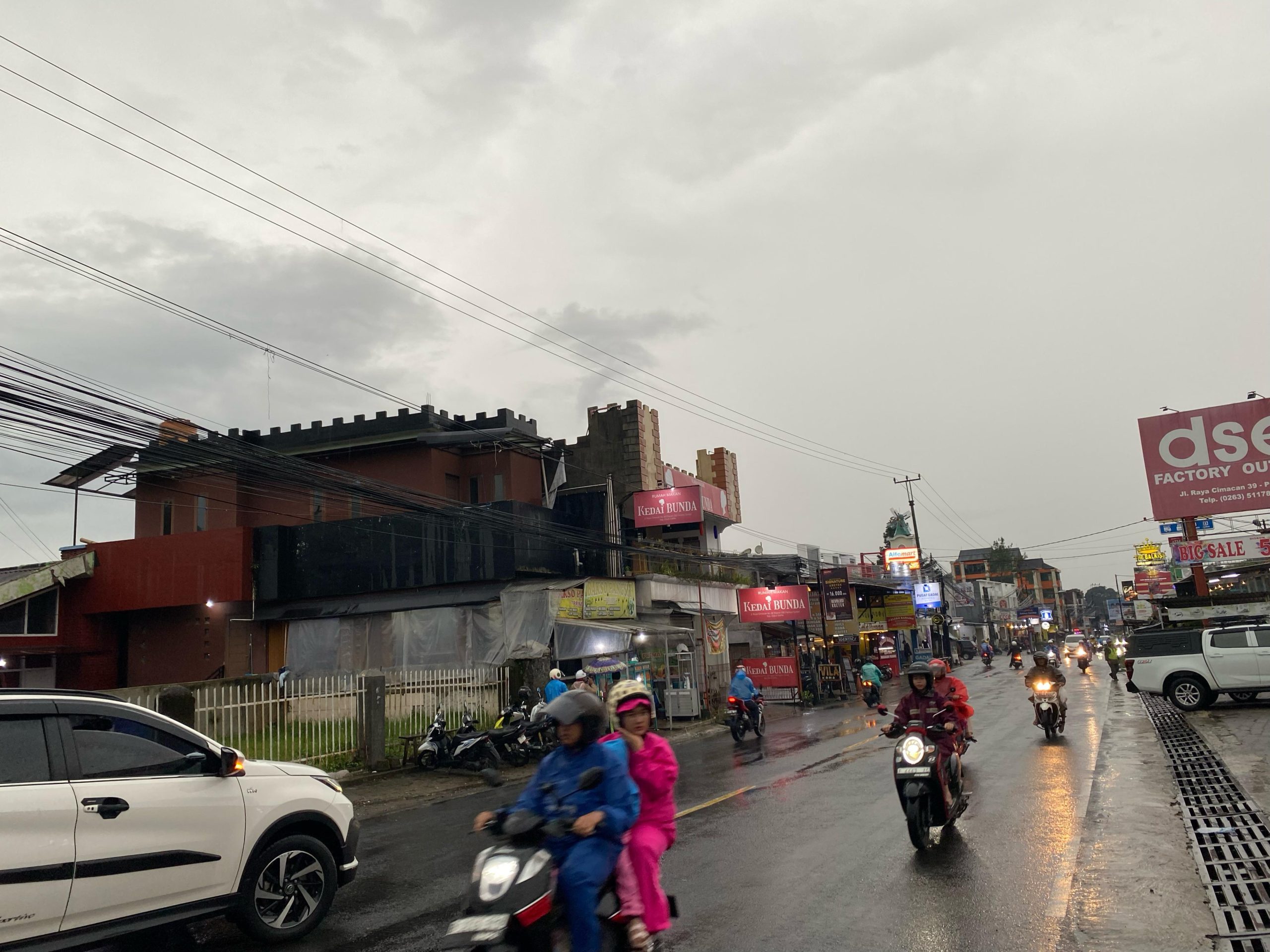 Arus balik di jalan Cianjur-Puncak terlihat ramai lancar hingga H+7Lebaran. (cianjurtimes.com/vito)