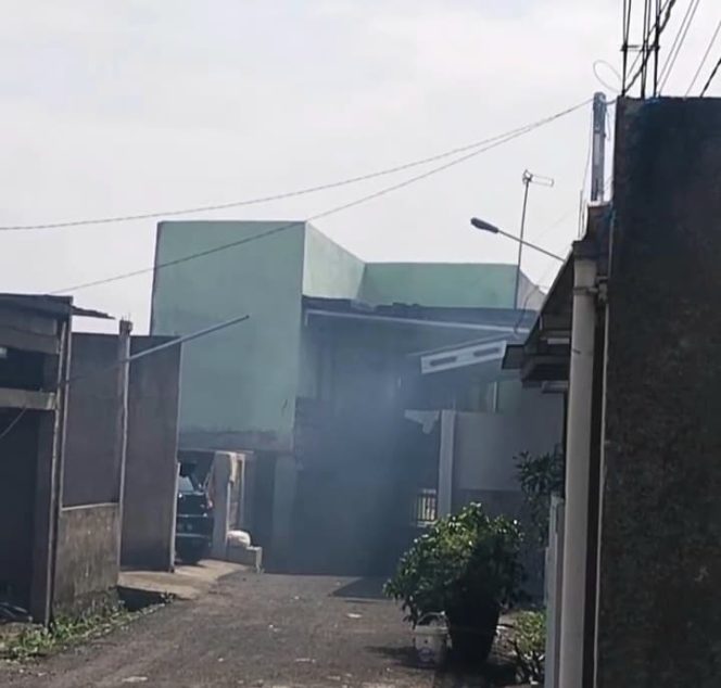 
					Asap dari pembakaran kulit di pabrik kulit dekat Bris Residence, Desa Sirnagalih Kecamatan Cilaku yang dikeluhkan warga. (foto : cianjurtimes.com/tangkapan layar)