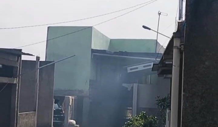 Asap dari pembakaran kulit di pabrik kulit dekat Bris Residence, Desa Sirnagalih Kecamatan Cilaku yang dikeluhkan warga. (foto : cianjurtimes.com/tangkapan layar)