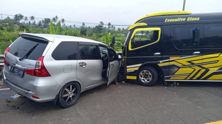 Kecelakaan Beruntun di Jalan Lingkar Selatan Cianjur Akibat Minibus Pecah Ban