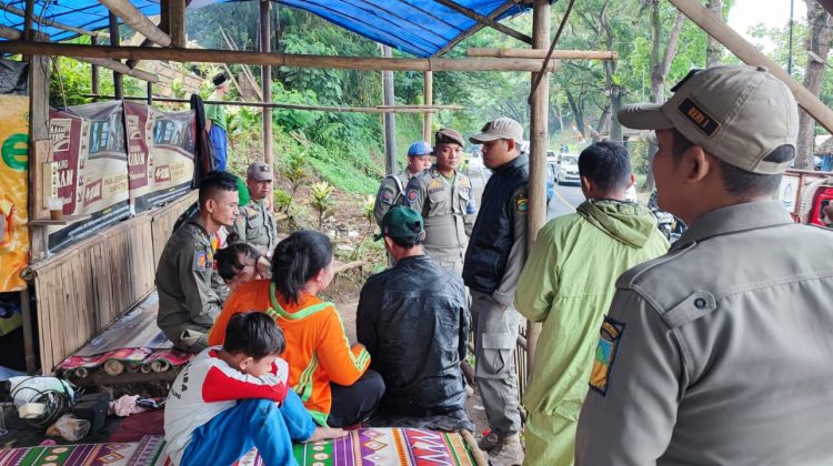 Satpol PP Cianjur Bongkar Paksa Warung Liar di Zona Merah Gempa Cugenang