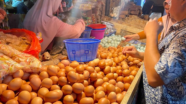 Harga Telur Ayam Turun, Cabai dan Bawang Tetap Stabil Usai Lebaran di Pasar Muka Ramayana Cianjur