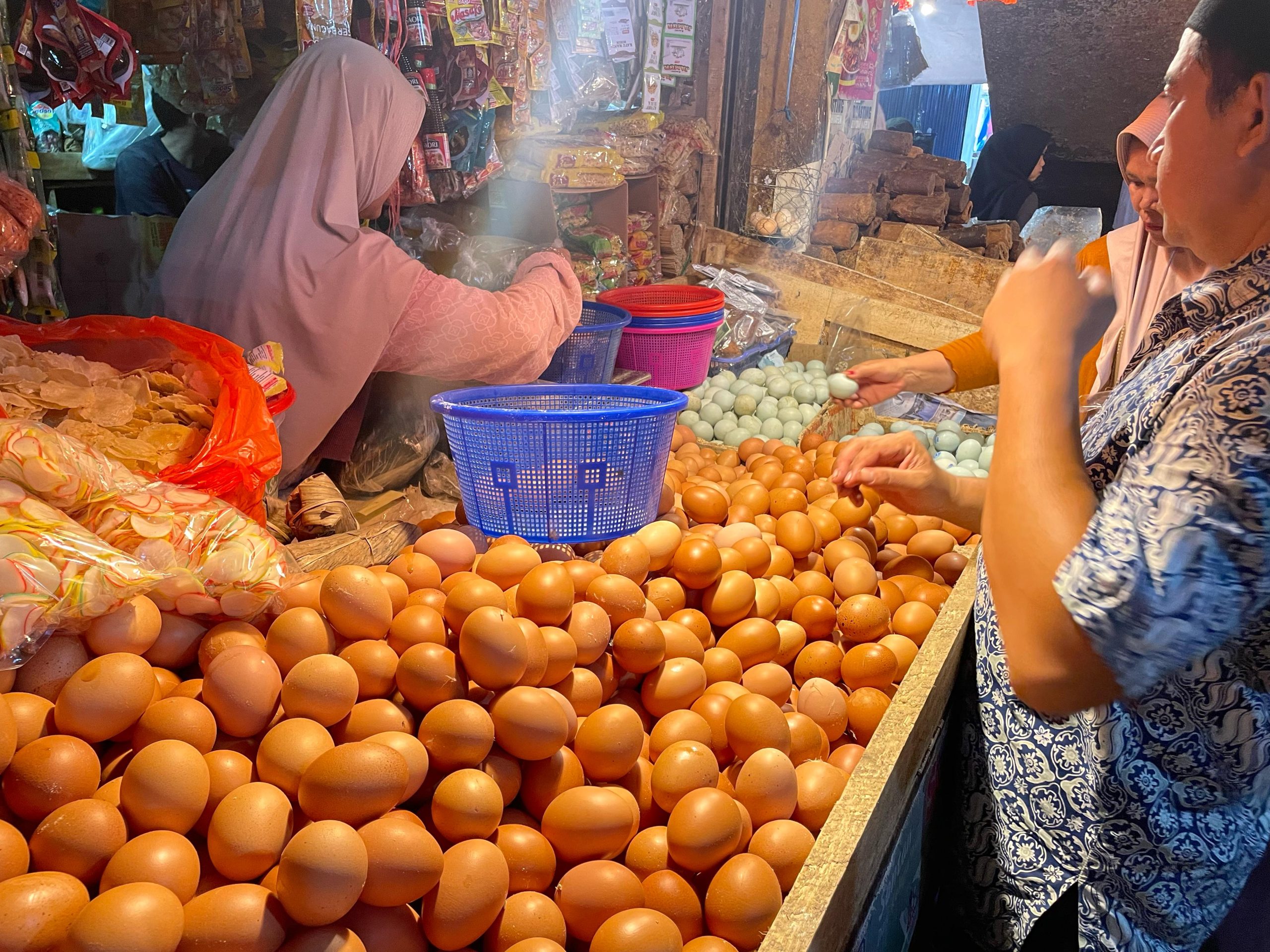 Harga Telur Ayam Turun, Cabai dan Bawang Tetap Stabil Usai Lebaran di Pasar Muka Ramayana Cianjur