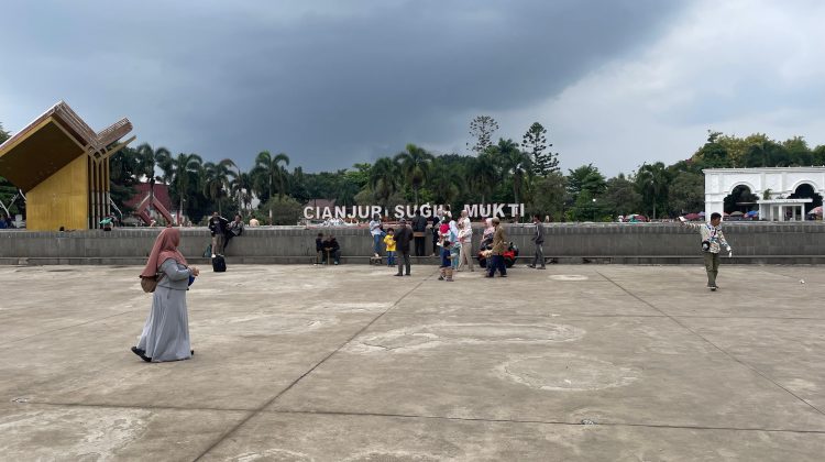 Alun-alun Cianjur tanpa rumput sintetis. (Foto : cianjurtimes.com/vito\)