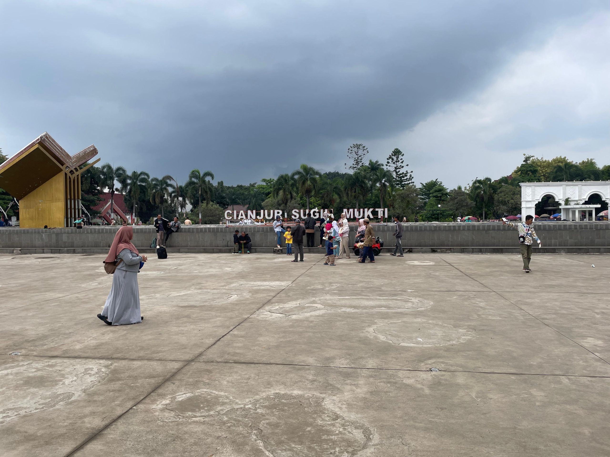 Alun-alun Cianjur tanpa rumput sintetis. (Foto : cianjurtimes.com/vito\)