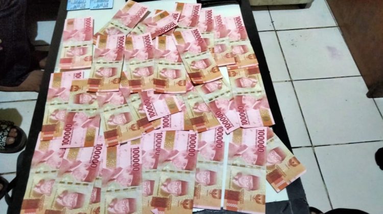 Barang bukti uang palsu yang disita piahk kepolisian dari tangan pelauk. (Foto : cianjurtimes.com/ario)