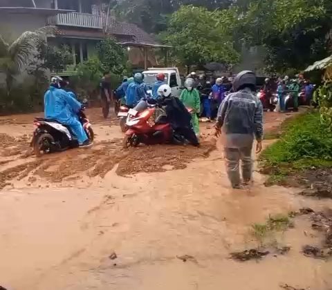 Jalan Cianjur Menuju Selatan Tertutup Longsor, Akses Sementara Lumpuh